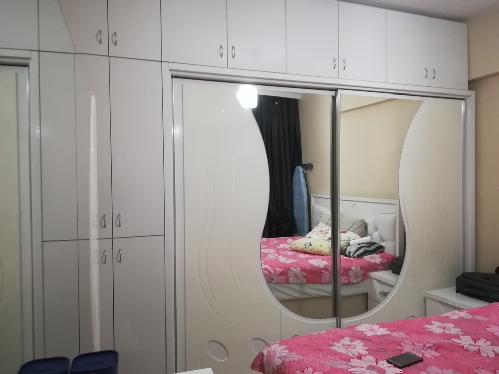 Gül Dekorlu Aynalı Beyaz Gardırop